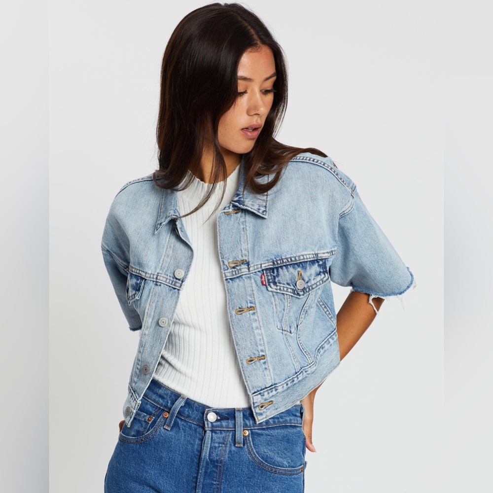 LEVIS Dad Trucker Cropped Denim jacket Light Wash Sz M